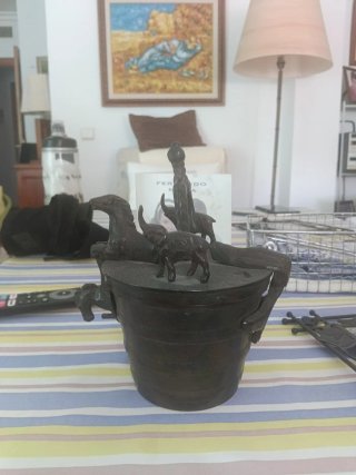 Piezas antiguas de bronce/hierro más estanterias.