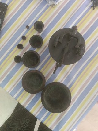 Piezas antiguas de bronce/hierro más estanterias.