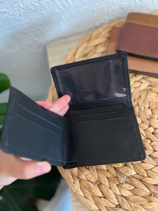 Cartera de piel negra con logo