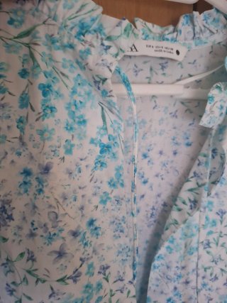 Vestido Zara floral azul y blanco