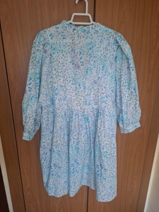 Vestido Zara floral azul y blanco