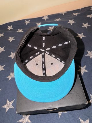 Gorra Vans Negra con detalles azul y amarillo