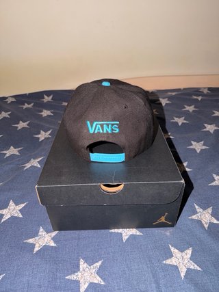 Gorra Vans Negra con detalles azul y amarillo