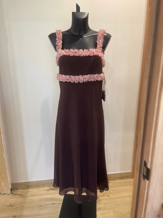 Vestido marrón con rosas rosas