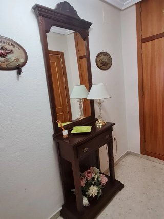 Mueble de madera con espejo