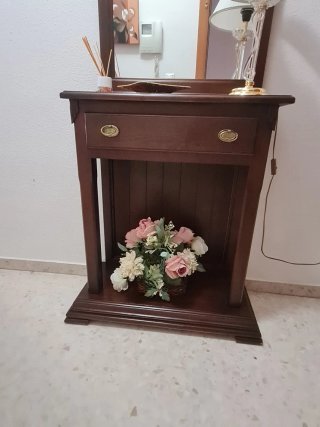 Mueble de madera con espejo