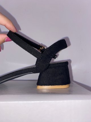 Sandalias negras tacón bajo