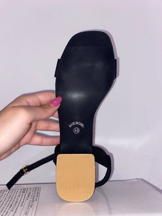 Sandalias negras tacón bajo
