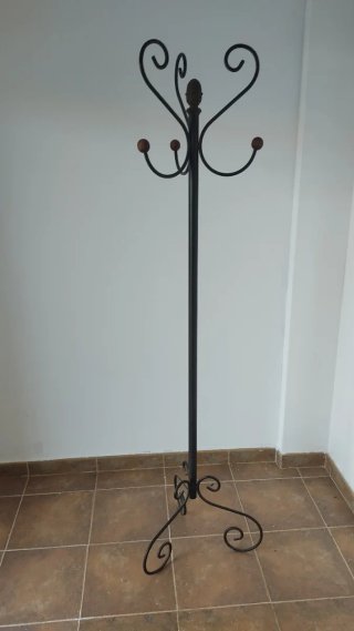 Perchero de pie negro