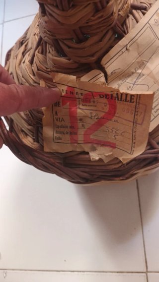 Botella antigua con cesta de mimbre
