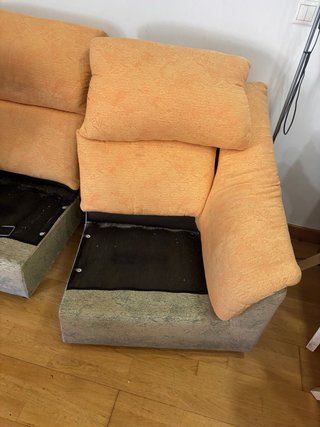 Sofá modular gris y naranja