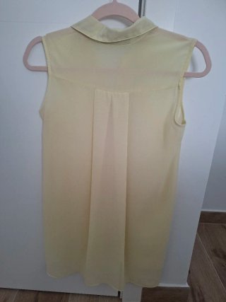 Blusa larga sin mangas amarillo pastel