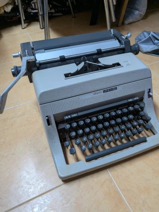 Máquina de escribir Olivetti Linea 90