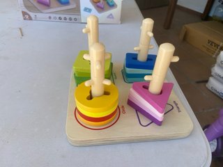Juego apilable geométrico de madera