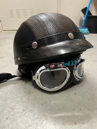 Casco Vintage con Gafas Estilo Retro