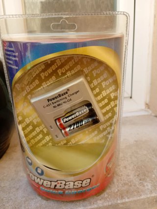 Cargador PowerBase C-421 con 2 Pilas AA