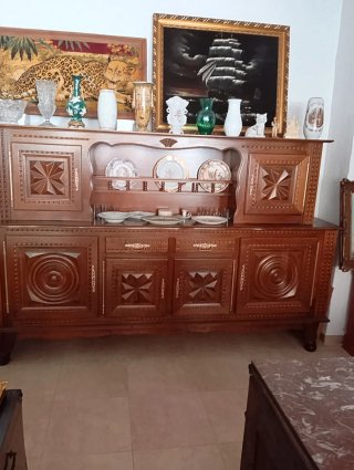 Mueble de madera maciza