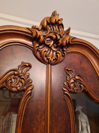 Vitrina antigua de madera y cristal