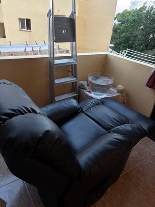 Sillón reclinable negro con masajes