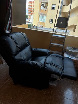 Sillón reclinable negro con masajes