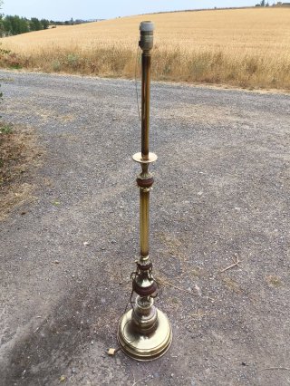 Lámpara de pie metal tipo latón o bronce y madera