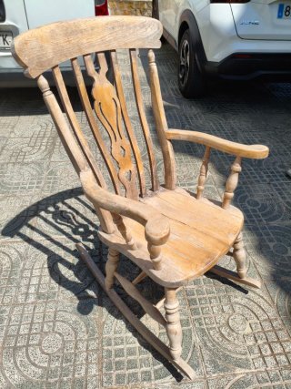 Mecedora antigua de madera para restaurar