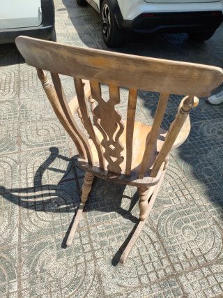 Mecedora antigua de madera para restaurar