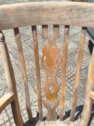 Mecedora antigua de madera para restaurar