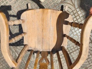 Mecedora antigua de madera para restaurar