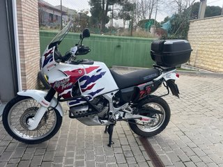 Honda Africa Twin RD07 1999 restaurada