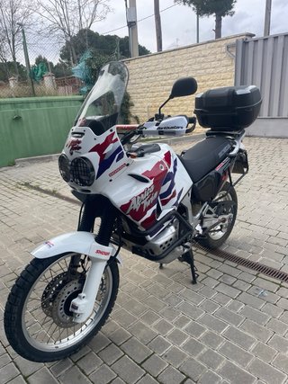 Honda Africa Twin RD07 1999 restaurada