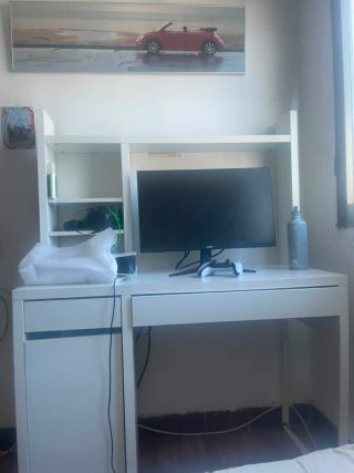 Escritorio blanco de madera