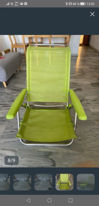 Silla de playa plegable verde y plateada