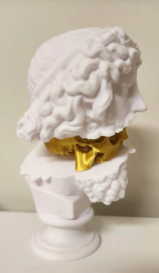 Escultura moderna cabeza busto calavera dorada