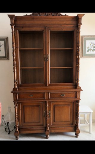 Vitrina de madera con puertas de cristal