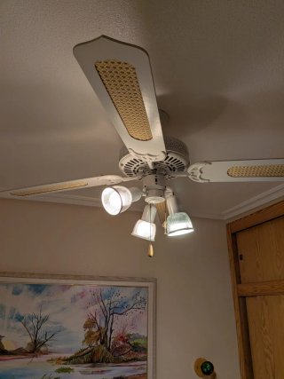 Ventilador de techo blanco y beige