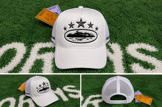 Gorra de marca color blanco con estampado