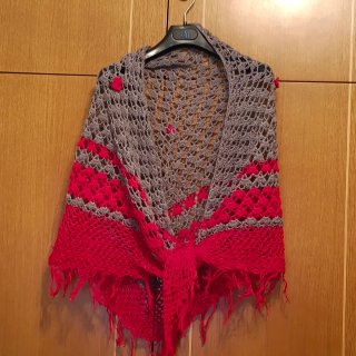 Mantón crochet gris y rojo