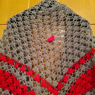 Mantón crochet gris y rojo