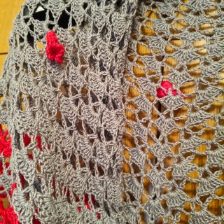 Mantón crochet gris y rojo