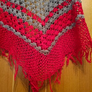 Mantón crochet gris y rojo