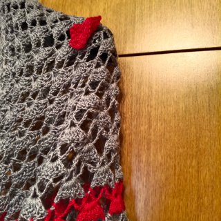 Mantón crochet gris y rojo