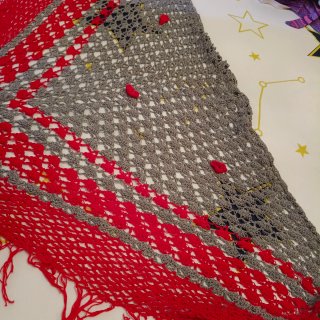Mantón crochet gris y rojo