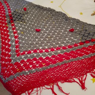 Mantón crochet gris y rojo