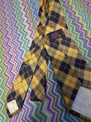 Corbata de cuadros amarillo y azul marino.