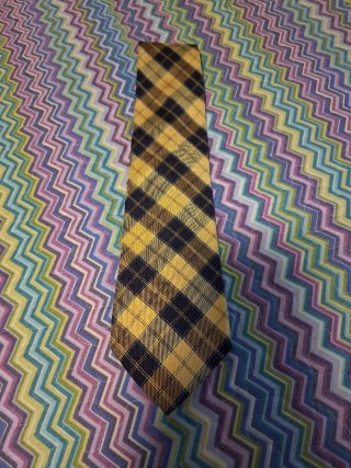 Corbata de cuadros amarillo y azul marino.