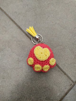 Llavero de pata de gato con corazón