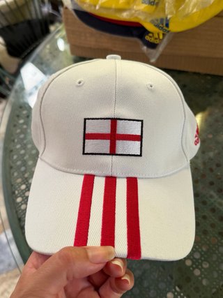 Gorra Adidas Blanca con Diseño de Bandera