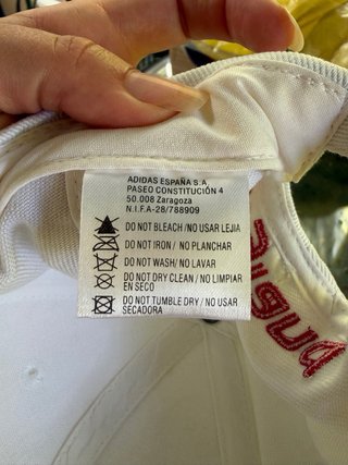 Gorra Adidas Blanca con Diseño de Bandera