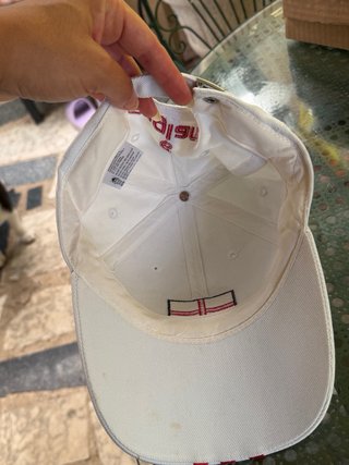 Gorra Adidas Blanca con Diseño de Bandera